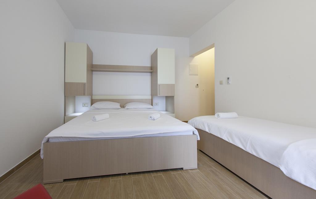 Guesthouse Villa Klara Baška Voda Buitenkant foto