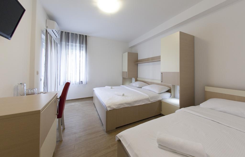 Guesthouse Villa Klara Baška Voda Buitenkant foto