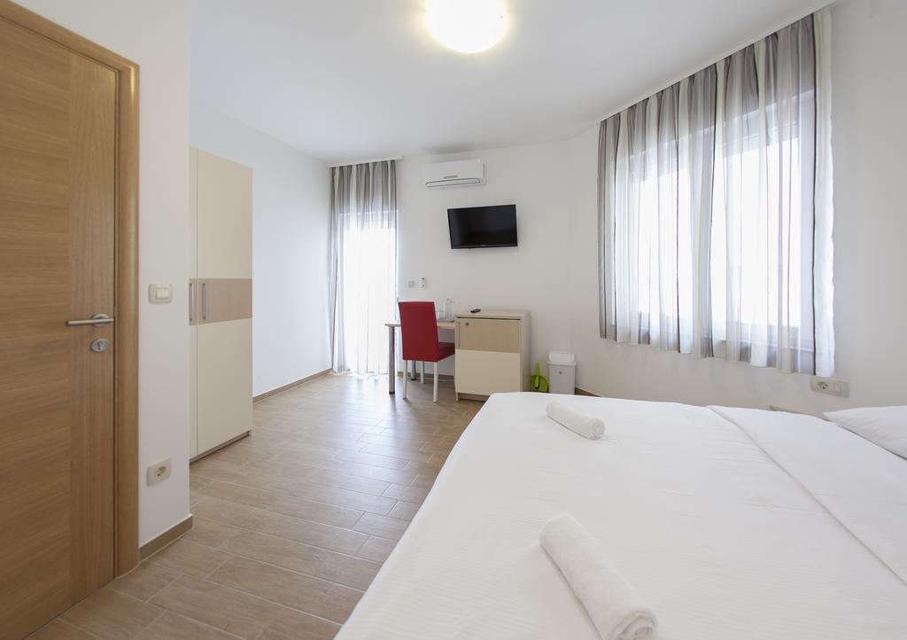 Guesthouse Villa Klara Baška Voda Buitenkant foto